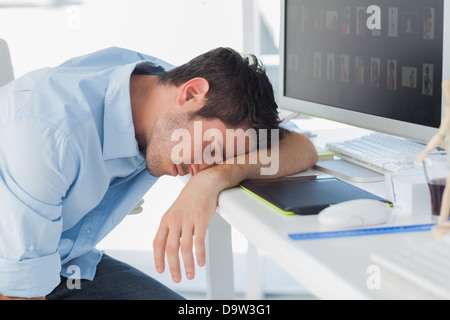 Grafiker, schlafen auf der Tastatur Stockfoto