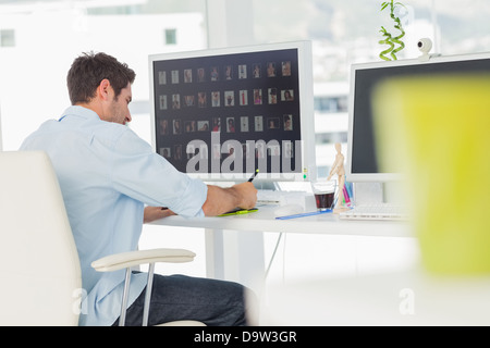 Rückansicht eines Foto-Editor arbeiten Stockfoto