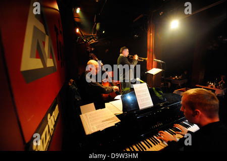 Polnischer jazz-Musiker in Konzert. Jazz-Club Tygmont in Warschau, Polen. Warszawa. Trompete - Jerzy Malek. Stockfoto