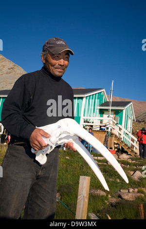 Ikuo Oshima, ein Berufsjäger japanischer Abstammung (hier abgebildet mit einem Walross Schädel), Siorapaluk, Grönland Stockfoto