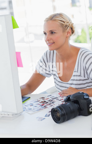 Fröhlichen Foto-Editor arbeiten an ihrem Schreibtisch Stockfoto