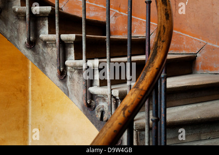 Alte Treppe im Gebäude in der Nähe von Rue de Faubourg Saint-Antoine, Paris Frankreich Stockfoto