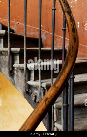 Alte Treppe im Gebäude in der Nähe von Rue de Faubourg Saint-Antoine, Paris Frankreich Stockfoto