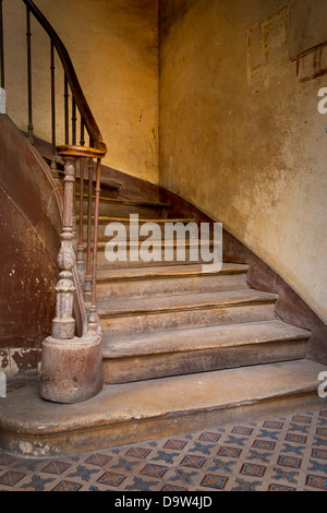 Alte Treppe im Gebäude in der Nähe von Rue de Faubourg Saint-Antoine, Paris Frankreich Stockfoto