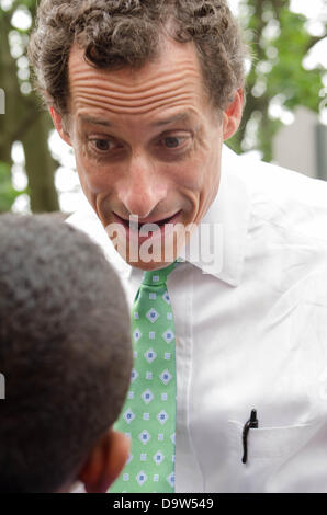 Bronx, New York, USA. 26. Juni 2013. NYC-Anwärter für Bürgermeister Anthony Weiner spricht mit Lokalmatador nach einer Pressekonferenz in der Nähe einer Privatschule Bronx, Mittagessen in der Schule zu Tage zu verlängern, wenn Klasse nicht in Session Credit ist: Michael Glenn/Alamy Live News Stockfoto