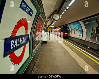 Innenraum der Balham Station auf der Northern Line-Plattform und das berühmte Londoner U-Bahn-Logo zeigen Stockfoto