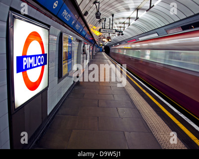 Innenraum der Pimlico Station auf der Victoria Line-Plattform und das berühmte Londoner U-Bahn-Logo zeigen Stockfoto