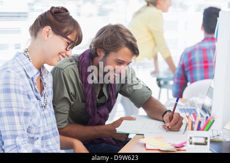 Glücklich Designer arbeiten an einem Dokument Stockfoto