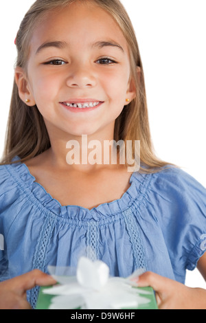 Lächelndes Mädchen hält ein Geschenk Stockfoto