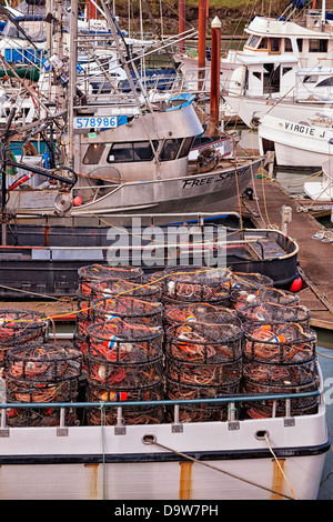 Angelboote/Fischerboote verankert am Hafen von Brookings Harbor an Oregons Südküste im Curry County. Stockfoto