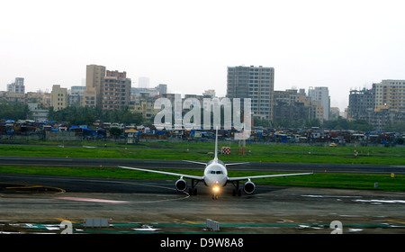 Flugzeug nach der Landung am Flughafen Chatrapati Rollen; Mumbai; Indien Stockfoto