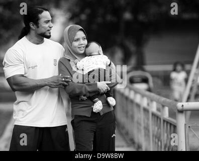 13. Juni 2013 - Kuala Lumpur, KUALA LUMPUR, MALAYSIA - einen Abend mit seiner Frau, Fatin Hazira schlecht zu verbringen. Sie sind seit 2 Jahren verheiratet und haben jetzt einen drei Monate alten Sohn. (Kredit-Bild: © Kamal Sellehuddin/ZUMAPRESS.com) Stockfoto