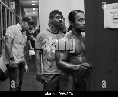 16. Juni 2013 - Kuala Lumpur, KUALA LUMPUR, MALAYSIA - Backstage-Ansicht der Teilnehmer spähen in die Bühne während der 2013 Mr.Malaysia Amateur Bodybuilding Wettkampf. (Kredit-Bild: © Kamal Sellehuddin/ZUMAPRESS.com) Stockfoto