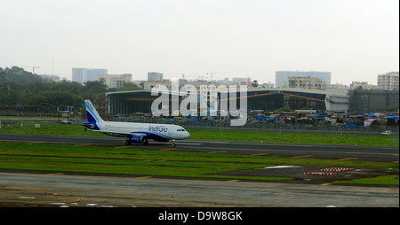 Flugzeug nach der Landung am Flughafen Chatrapati Rollen; Mumbai; Indien Stockfoto