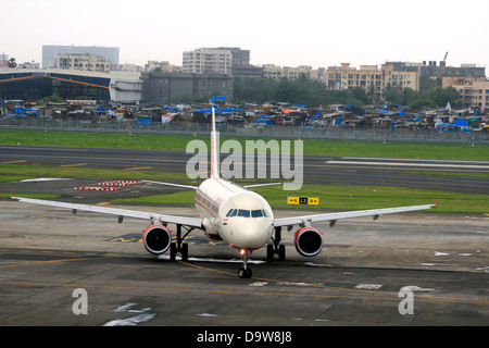 Flugzeug nach der Landung am Flughafen Chatrapati Rollen; Mumbai; Indien Stockfoto