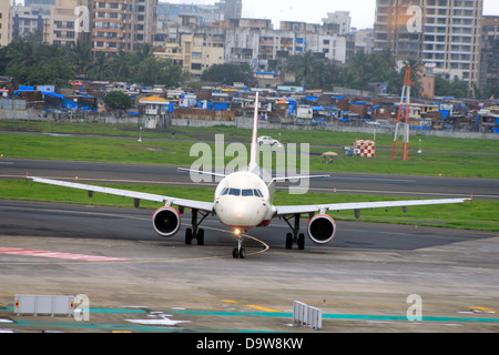 Flugzeug nach der Landung am Flughafen Chatrapati Rollen; Mumbai; Indien Stockfoto