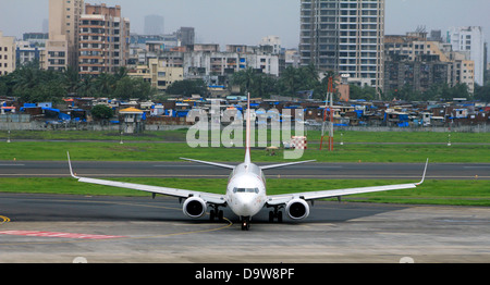 Flugzeug nach der Landung am Flughafen Chatrapati Rollen; Mumbai; Indien Stockfoto