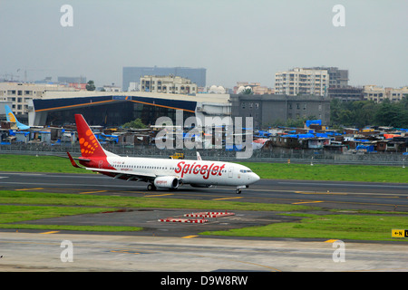 Flugzeug nach der Landung am Flughafen Chatrapati Rollen; Mumbai; Indien Stockfoto