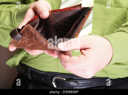 Schlechte Wirtschaft, vertreten durch leere Brieftasche in das Unternehmer Hände Stockfoto