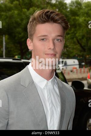 New York, NY. 26. Juni 2013. Patrick Schwarzenegger im Ankunftsbereich für stecken IN LOVE Premiere, Landmark Sunshine Cinema, New York, NY 26. Juni 2013. Bildnachweis: Derek Sturm/Everett Collection/Alamy Live-Nachrichten Stockfoto