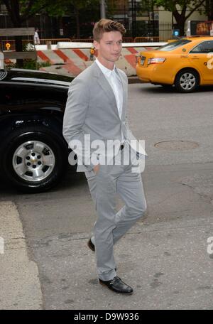 New York, NY. 26. Juni 2013. Patrick Schwarzenegger im Ankunftsbereich für stecken IN LOVE Premiere, Landmark Sunshine Cinema, New York, NY 26. Juni 2013. Bildnachweis: Derek Sturm/Everett Collection/Alamy Live-Nachrichten Stockfoto