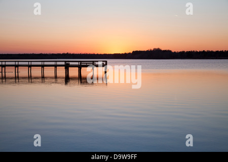 USA, Arkansas, Cabot, Pier am Pickthorne See Stockfoto