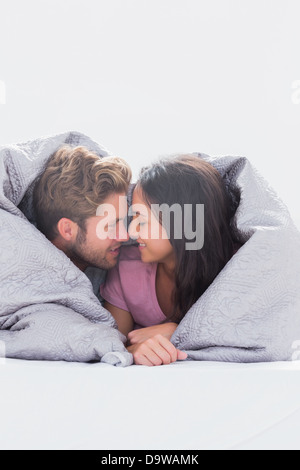 Schönes paar, die in die Decke gewickelt Stockfoto