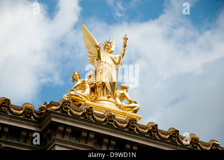 Skulptur "La Poesie' (Dichtung) von Charles Gumery auf das Palais Garnier, Paris, Frankreich. Stockfoto