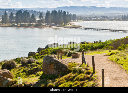 Blick vom Granite Island nach Victor Harbor und dem berühmten Causeway zwischen Ihnen Stockfoto