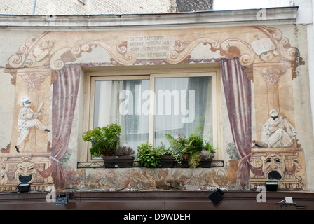 Trompe l ' oeil rund um ein Fenster in Montmartre, Paris Stockfoto
