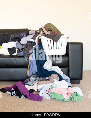 Hausarbeit-Konzept von einem großen Haufen Wäsche gedumpten auf der Couch, die darauf warten, gefaltet und Einlagerung Stockfoto