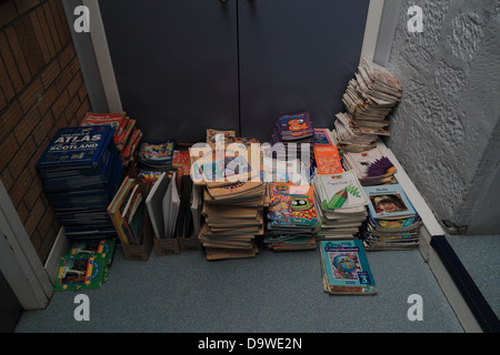 Eine Sammlung von Schulbüchern in einem Korridor Stockfoto