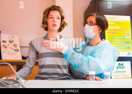 Jährliche Überprüfung 13 Jahre altes Mädchen leiden an Mukoviszidose hier Atemphysiotherapie Sitzung Limoges Krankenhaus Frankreich. Stockfoto