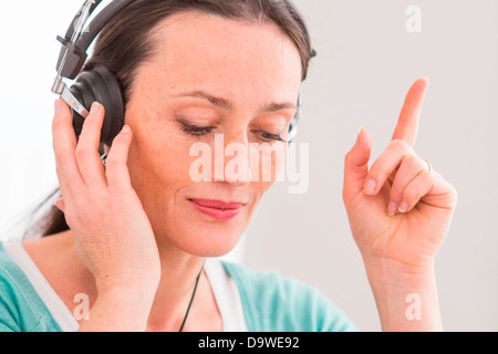 Frau Sinuston Audiometrie-Test unterziehen Stockfoto