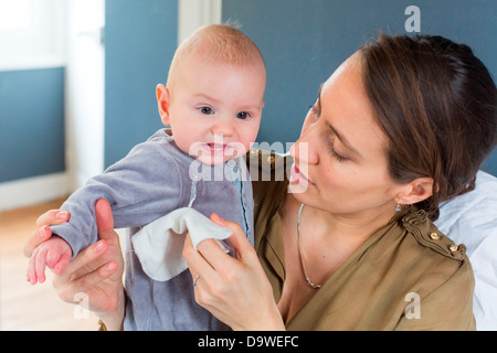 5 Monate altes Baby Boy Erbrechen Stockfoto