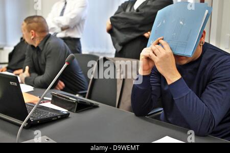 Die Beklagten Erik Andreas S. (L) und Marcel H. besuchen die Eröffnung des Prozesses gegen sie an das Landgericht in Halle/Saale, Deutschland, 27. Juni 2013. Drei Männer werden beschuldigt, Fledermäuse zur angreifen und verletzen eine syrische Familie auf einer Messe am 29. April 2012 verwendet haben. Foto: Jan Woitas Stockfoto