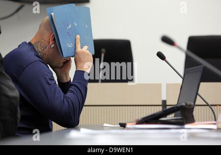 Die Beklagte Marcel H. besucht die Eröffnung des Prozesses gegen sie an das Landgericht in Halle/Saale, Deutschland, 27. Juni 2013. Drei Männer werden beschuldigt, Fledermäuse zur angreifen und verletzen eine syrische Familie auf einer Messe am 29. April 2012 verwendet haben. Foto: Jan Woitas Stockfoto