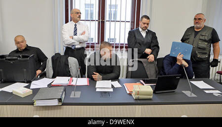 Die Beklagten Ronny G. (FRONT L-R), Erik Andreas S. und Marcel H. besuchen die Eröffnung des Prozesses gegen sie an das Landgericht in Halle/Saale, Deutschland, 27. Juni 2013. Die drei Männer sind angeklagt, Fledermäuse zur angreifen und verletzen eine syrische Familie auf einer Messe am 29. April 2012 verwendet haben. Foto: JAN WOITAS Stockfoto