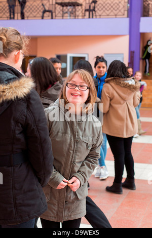 Teenager-Mädchen mit Down-Syndrom 13 jährige Ausbildung in ULIS (lokalisiert Einheiten für Inklusion Schule) Charente, Frankreich Stockfoto