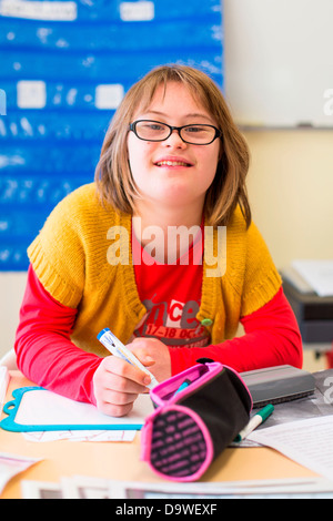 Teenager-Mädchen mit Down-Syndrom 13 jährige Ausbildung in ULIS (lokalisiert Einheiten für Inklusion Schule) Charente, Frankreich Stockfoto