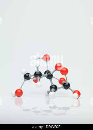 drei dimensionale Darstellung molekularer Struktur bestehend aus roten, weißen und schwarzen Kugeln mit grauen Anleihen vor einem weißen Hintergrund Stockfoto
