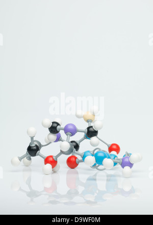 drei dimensionale Darstellung molekularer Struktur bestehend aus bunten Kugeln mit grauen Anleihen vor einem weißen Hintergrund Stockfoto