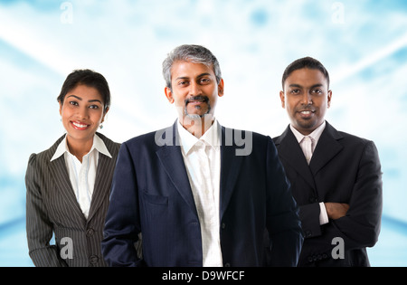 Indische Business-Team. Asiatische indische Unternehmer und Unternehmerin in Gruppe. Teamarbeit-Konzept stehen in Bürogebäude. Gut aussehende indische Modell. Stockfoto
