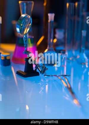 Nahaufnahme von Vintage Lupe platziert auf einem Tisch in einem Labor mit anderen Chemie-Tools im Hintergrund Stockfoto