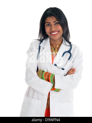 Zuversichtlich indische Ärztin Portrait, verschränkten Armen isoliert auf weißem Hintergrund. Stockfoto