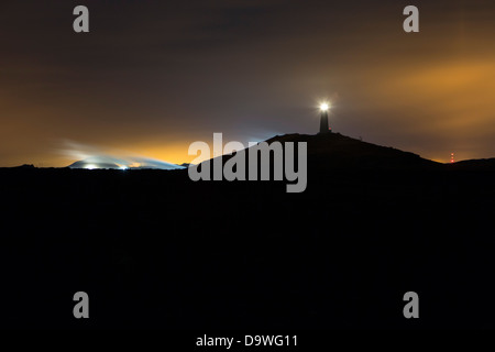 Dampf aus einem geothermischen Kraftwerk und ein Leuchtturm in Reykjanes, Süd-Island - Gufa Frá Virkjun á Reykjanesi Og Reykjanesviti Stockfoto