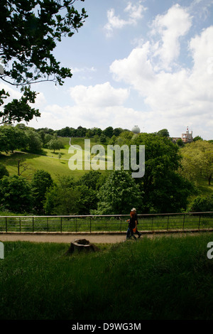 Blick von der Spitze von One Tree Hill über Greenwich Park gegenüber dem Planetarium und Old Royal Observatory, Greenwich, London, UK Stockfoto