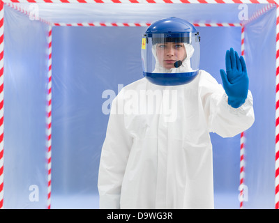 Person im Schutzanzug und Helm stoppen mit einem arm Stockfoto