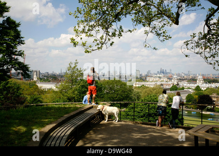 Blick von oben von One Tree Hill im Greenwich Park in Richtung Greenwich und central London, UK Stockfoto