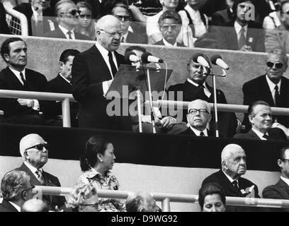 IOC-Präsident Avery Brundage (USA) spricht über 6. September 1972 im Olympiastadion München während der Gedenkfeier für die Opfer des Terroranschlags auf die israelische Olympia-Mannschaft während der Olympischen Sommerspiele. Federal President Dr. Gustav Heinemann und NOK-Präsident Willi Daume sitzen zu seiner rechten. Arabische Terroristen der Gruppe "Schwarzer September" hatte die israelische angegriffen Unterkunft im Olympischen Dorf, zwei Israelis getötet und neun Geiseln nahm. Die Rettungsaktion in der Nacht vom 6. September auf dem Militärflugplatz Fürstenfeldbruck schlägt fehl. Die neun Geiseln, ein München-pol Stockfoto